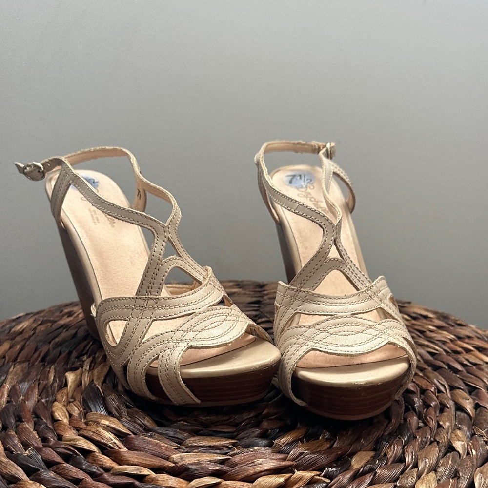 Elegant Beige Wedge Sandals Seychelles New